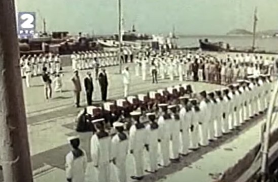 Sa mola sv. Duje u Splitu pripadnici Jugoslavenske ratne mornarice svečano su ispratili za Brindizi posmrtne ostatke 10 članova italijanske podmornice Nereide