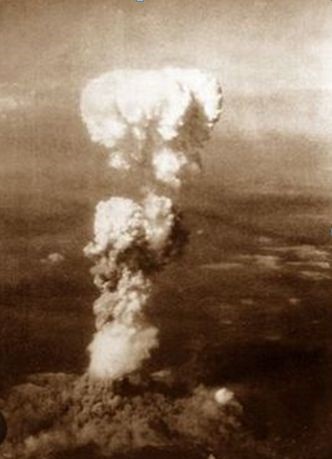 Pečurka oblaka nastalog od udara atomske bombe iznad Hirošime ( Izvor: Internet)