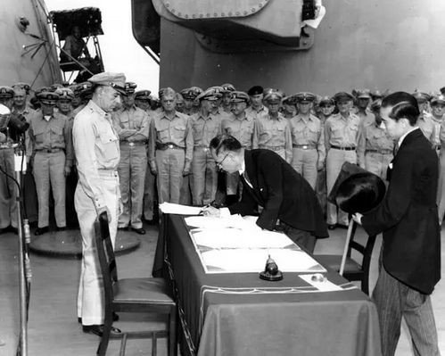 Potpisuju japanski predstavnici (arhivski snimak)